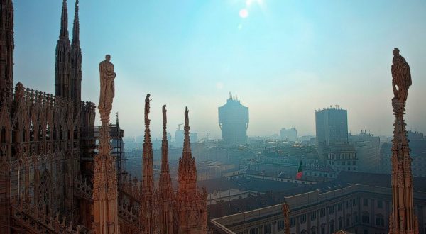skyline di Milano ripresa dalla terrazza del Duomo